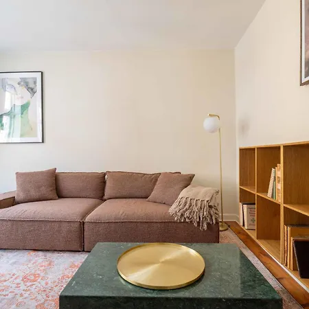 Cozy Next To The Metro Lägenhet