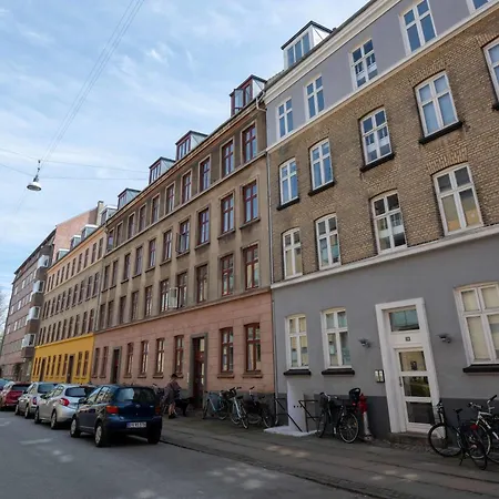 Lägenhet Cozy Next To The Metro