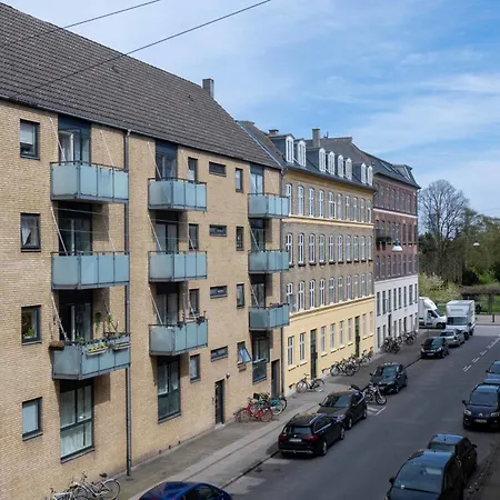 Lägenhet Cozy Next To The Metro *