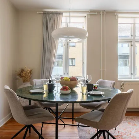 Cozy Next To The Metro