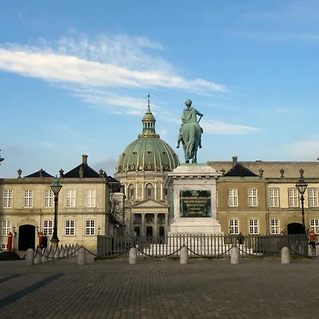 Cozy Next To The Metro Lägenhet