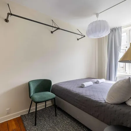 Cozy Next To The Metro Lägenhet *