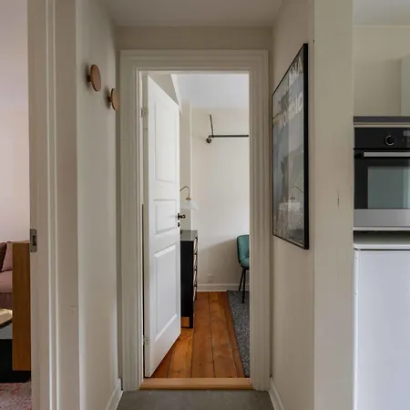 Cozy Next To The Metro *