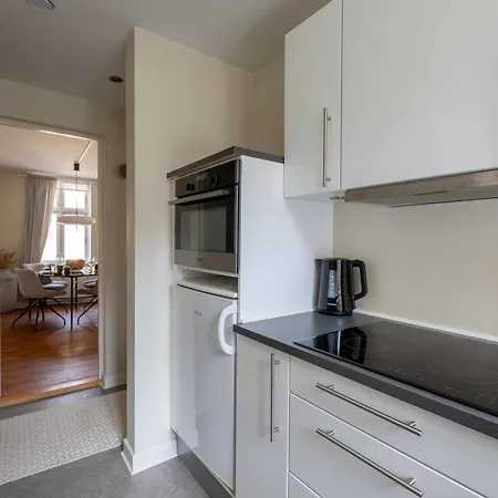 Lägenhet Cozy Next To The Metro *