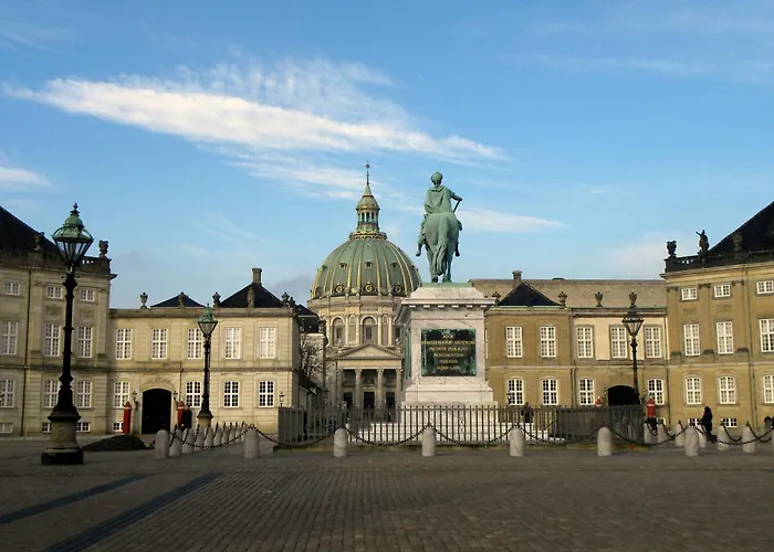 Cozy Next To The Metro Apartment