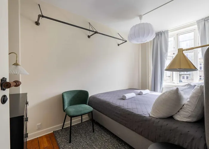 Cozy Next To The Metro Apartment *