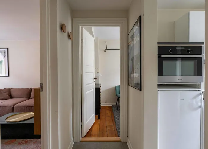 Cozy Next To The Metro *