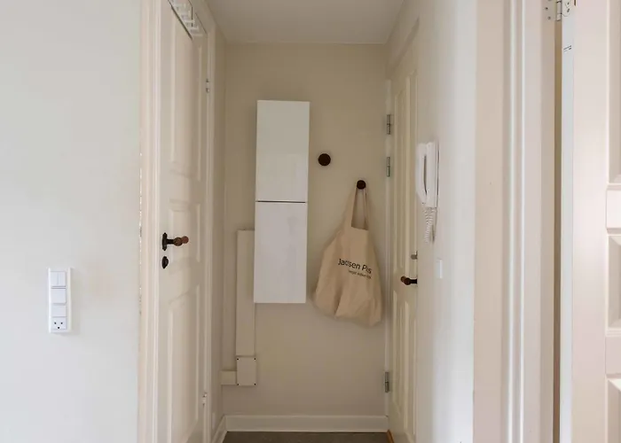 Cozy Next To The Metro Apartment